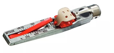 OPTIKRIK - spraw ofertę DAKAM Wysokiej jakości, manualny przyrząd pomiarowy OPTIKRIK marki OPTIBELT. Urządzenie przeznaczone do precyzyjnego pomiaru naprężenia pasów klinowych i wielorowkowych. Miernik ma smukłą, ergonomiczną obudowę w kolorze czarnym z wyraźną, białą podziałką milimetrową. Na górze przyrządu znajduje się metalowy, ruchomy element pomiarowy z oznaczoną skalą w jednostkach Newtona (N), wskazującą siłę nacisku. Urządzenie jest proste w obsłudze, kompaktowe i solidnie wykonane, idealne do użytku w warunkach warsztatowych i przemysłowych.