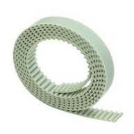 Na zdjęciu widoczny jest pas z tworzywa sztucznego, kt&oacute;ry tworzy zamkniętą pętlę. Pasy te nie mają widocznych łączeń, co zapewnia ich gładką i jednolitą powierzchnię. Mogą mieć r&oacute;żne kolory, często są to zielony, niebieski, biały lub beżowy, co odr&oacute;żnia je od tradycyjnych pas&oacute;w gumowych.  Powierzchnia pasa jest gładka i jednolita, bez widocznych rowk&oacute;w, zęb&oacute;w czy łączeń. W zależności od zastosowania, pas może mieć r&oacute;żne profile na powierzchni roboczej, na przykład specjalne chropowatości dla zwiększenia tarcia lub gładkie wykończenie.  Pasy te są wykonane z elastycznych i wytrzymałych tworzyw sztucznych, takich jak poliuretan, co sprawia, że są odporne na oleje, chemikalia i działanie wysokich temperatur. Ich konstrukcja jest bardzo precyzyjna, co pozwala na ich zastosowanie w maszynach, gdzie wymagana jest higiena i precyzja, np. w przemyśle spożywczym czy farmaceutycznym.