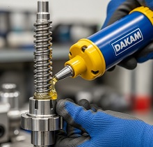 Obraz przedstawia proces smarowania śrub kulowych przy użyciu smarownicy. Widać dłoń obsługującą smarownicę, kt&oacute;ra jest podłączona do punktu smarowania na nakrętce kulowej lub w jej pobliżu. Smarownica służy do precyzyjnego i czystego dozowania smaru do wnętrza układu, zapewniając jego odpowiednie rozprowadzenie.  Na zdjęciu widoczna jest śruba kulowa oraz fragment nakrętki kulowej, kt&oacute;ra posiada specjalny port smarowania (smarowniczkę). Proces smarowania jest kluczowy dla redukcji tarcia, ochrony przed korozją i wydłużenia żywotności śrub kulowych, szczeg&oacute;lnie w maszynach wymagających wysokiej precyzji i niezawodności. Smarowanie smarownicą zapewnia dokładne wypełnienie smarem element&oacute;w tocznych i bieżni.