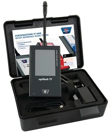 OPTI-TT TT OPTIBELT – Elektroniczny Miernik Napięcia Pasów Na zdjęciu widoczna jest czarna, twarda walizka, przeznaczona do przechowywania i transportu miernika. Walizka ma prostą, prostokątną formę i jest wyposażona w solidny uchwyt oraz zatrzaski, które zapewniają bezpieczne zamknięcie. Na walizce może znajdować się logo producenta, Optibelt, lub naklejka z informacją o zawartości. Po otwarciu walizki, w jej wnętrzu widać specjalne wycięcia z pianki ochronnej, które idealnie dopasowane są do kształtu miernika i jego akcesoriów. W jednym z wycięć znajduje się miernik OPTI-TT TT, a w innych mogą znajdować się sonda pomiarowa na kablu, kable do ładowania lub baterie, oraz instrukcja obsługi. Całość sprawia wrażenie profesjonalnego i kompletnego zestawu narzędziowego, gotowego do transportu i pracy w terenie. Obraz podkreśla, że produkt jest nie tylko precyzyjny, ale również solidnie zabezpieczony.