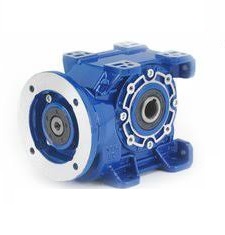 Obraz jest ucieleśnieniem zaawansowanej techniki napędowej, kt&oacute;ra łączy wysoką sprawność przekładni walcowej z dużym przełożeniem i samohamownością przekładni ślimakowej. Kompozycja łączy w sobie solidny, techniczny wizerunek kompletnych reduktor&oacute;w walcowo-ślimakowych (CB/CR) z profesjonalizmem i dostępnością, jakie budzi autoryzowany polski dystrybutor DAKAM. Dominują w niej industrialne barwy &ndash; żeliwo lub aluminium (korpusy), stal (wały) oraz charakterystyczny niebieski lub szary kolor farby przemysłowej. W centrum uwagi, na czystej, industrialnej powierzchni (np. metalowym stole warsztatowym lub białym tle), znajduje się starannie zaaranżowany zestaw reduktor&oacute;w walcowo-ślimakowych (typu CB lub CR): &bull;	Charakterystyczna konstrukcja "combo": Prezentowana jest kompletna jednostka napędowa. Kluczowym elementem wizualnym jest jej dwustopniowa budowa: 1.	Korpus gł&oacute;wny: Solidna przekładnia ślimakowa (podobna do RMI/UMI) z prostopadłym (90&deg;) przełożeniem napędu, najczęściej z tuleją drążoną na wyjściu. 2.	Przystawka walcowa: Do kołnierza wejściowego przekładni ślimakowej przymocowany jest dodatkowy moduł walcowy (przystawka). To wizualnie komunikuje, że jest to bardziej zaawansowana jednostka (walcowo-ślimakowa), oferująca wyższą sprawność całkowitą niż standardowa przekładnia ślimakowa. &bull;	Kołnierz przyłączeniowy: Na wejściu przystawki walcowej widoczny jest kołnierz (np. B5 lub B14) gotowy do bezpośredniego montażu silnika elektrycznego. &bull;	Marki: Na korpusie widoczne są oznaczenia typu (CB/CR) lub logotypy czołowych producent&oacute;w (np. Bonfiglioli, Motovario, SIT, STM), co buduje zaufanie do oferty dystrybutora. Tło jest subtelnie rozmyte (efekt bokeh), ale jednoznacznie wskazuje na profesjonalną dystrybucję na terenie Polski: &bull;	Nowoczesny magazyn DAKAM: W tle widać rzędy wysokich regał&oacute;w magazynowych. Na p&oacute;łkach składowane są oryginalne opakowania (kartony) oraz zapas przekładni czołowych marek. Duża ilość towaru na stanie wizualnie potwierdza status "sprawdzonego dystrybutora". &bull;	Logo Dystrybutora: W dyskretnym, ale widocznym miejscu umieszczone jest logo DAKAM, z dopiskiem "Centrum Techniki Napędowej" lub "Autoryzowany Dystrybutor", co buduje jego markę jako zaufanego partnera. Obraz niesie jasny komunikat: "Jako sprawdzony polski dystrybutor DAKAM, posiadamy na stanie pełen asortyment wydajnych reduktor&oacute;w walcowo-ślimakowych typu CB i CR od najlepszych producent&oacute;w, gotowych do natychmiastowej wysyłki".