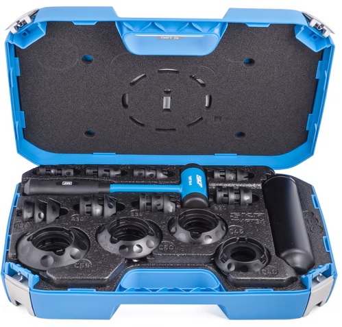 Obraz jest ucieleśnieniem szwedzkiej inżynierii i profesjonalizmu w dziedzinie utrzymania ruchu, kt&oacute;re są synonimami marki SKF. Kompozycja łączy w sobie solidny, techniczny wizerunek ikonicznego zestawu narzędzi do montażu na zimno TMFT 36 z zaufaniem i dostępnością, jakie budzi autoryzowany polski dystrybutor DAKAM. Dominują w niej charakterystyczne dla SKF barwy &ndash; głęboki błękit walizki, aluminium tulei oraz czerń pierścieni. W centrum uwagi, na czystej, industrialnej powierzchni (np. metalowym stole warsztatowym lub białym tle), znajduje się otwarta, solidna walizka transportowa zawierająca kompletny zestaw montażowy SKF TMFT 36: &bull;	Profesjonalna walizka: Wytrzymała walizka w charakterystycznym niebieskim kolorze z wyraźnym logo "SKF" oraz oznaczeniem "TMFT 36". Jej wnętrze jest wyprofilowane (np. piankowa wytłoczka), idealnie dopasowane do wszystkich element&oacute;w zestawu, co podkreśla porządek i profesjonalizm. &bull;	Pierścienie udarowe: Widoczny jest komplet 36 precyzyjnych pierścieni udarowych (zazwyczaj czarnych, wykonanych z twardego, odpornego na uderzenia tworzywa). Są one starannie ułożone w walizce. Ujęcie makro może eksponować wyraźne oznaczenia rozmiar&oacute;w na każdym pierścieniu, co podkreśla łatwość doboru. &bull;	Tuleje udarowe: Zestaw solidnych, aluminiowych tulei (w kolorze niebieskim lub naturalnym) o r&oacute;żnych długościach, służących do bezpiecznego przeniesienia siły. &bull;	Młotek bezodrzutowy: W zestawie znajduje się r&oacute;wnież charakterystyczny młotek bezodrzutowy (dead-blow hammer), kt&oacute;ry wizualnie komunikuje metodę pracy &ndash; precyzyjne uderzanie bez ryzyka uszkodzenia komponent&oacute;w. &bull;	Wizualne przesłanie: Cały zestaw wizualnie komunikuje kluczową zasadę prawidłowego montażu &ndash; r&oacute;wnomierne przykładanie siły tylko do właściwego pierścienia łożyska, aby uniknąć uszkodzenia element&oacute;w tocznych. Tło jest subtelnie rozmyte (efekt bokeh), ale jednoznacznie wskazuje na profesjonalną dystrybucję na terenie Polski: &bull;	Nowoczesny magazyn DAKAM: W tle widać rzędy wysokich regał&oacute;w magazynowych, wypełnionych uporządkowanymi, oryginalnymi, niebieskimi opakowaniami SKF. Duża ilość towaru na stanie wizualnie potwierdza status "sprawdzonego dystrybutora". &bull;	Logo Dystrybutora: W dyskretnym, ale widocznym miejscu umieszczone jest logo DAKAM, z dopiskiem "Autoryzowany Dystrybutor SKF" lub "Centrum Utrzymania Ruchu", co buduje jego markę jako zaufanego partnera w dostawach narzędzi diagnostycznych. Obraz niesie jasny komunikat: "Jako autoryzowany polski dystrybutor DAKAM, posiadamy na stanie profesjonalny zestaw do montażu łożysk SKF TMFT 36, niezbędny do zapewnienia bezpiecznego, precyzyjnego i bezuszkodzeniowego montażu na zimno".SKF TMFT 36. DAKAM dystrybutor w Polsce