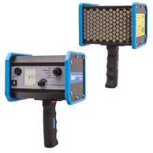 obraz odnosi się do stroboskopu SKF TKRS 41, kt&oacute;ry jest dystrybuowany przez firmę DAKAM.  Stroboskop SKF TKRS 41 to zaawansowane, przenośne narzędzie diagnostyczne, kt&oacute;re służy do wizualnej inspekcji maszyn wirujących bez ich zatrzymywania. Działa na zasadzie emitowania bardzo kr&oacute;tkich, intensywnych błysk&oacute;w światła o precyzyjnie regulowanej częstotliwości.  Jak to działa? Gdy częstotliwość błysk&oacute;w stroboskopu zostanie zsynchronizowana z prędkością obrotową (lub częstotliwością ruchu) badanego elementu, w ludzkim oku powstaje złudzenie optyczne, że obiekt jest nieruchomy (tzw. "zamrożony" w ruchu). Umożliwia to dokładne obejrzenie detali takich jak łopatki wentylatora, zęby k&oacute;ł zębatych, sprzęgła, pasy napędowe czy wały i ocenę ich stanu technicznego w rzeczywistych warunkach pracy.  Lekka zmiana częstotliwości błysk&oacute;w pozwala na obserwację obiektu w zwolnionym tempie, co ułatwia analizę cyklu pracy lub identyfikację nieregularności.  Gł&oacute;wne cechy i zalety SKF TKRS 41 Wysoka wydajność: Wyposażony w 118 ultrajasnych diod LED, kt&oacute;re zapewniają doskonałą widoczność nawet w jasnym otoczeniu i na dużych odległościach.  Łatwość obsługi: Posiada duży, kolorowy wyświetlacz TFT oraz ergonomiczny interfejs, kt&oacute;ry umożliwia szybkie i intuicyjne ustawienie częstotliwości błysk&oacute;w.  Wszechstronność: Może być zasilany z wbudowanego akumulatora (do 12 godzin pracy) lub bezpośrednio z sieci, co pozwala na długotrwałe inspekcje.  Tryb wyzwalania zewnętrznego: Może być połączony z zewnętrznym czujnikiem (np. laserowym z tachometru), co pozwala na automatyczną synchronizację błysk&oacute;w z prędkością maszyny.  Solidna konstrukcja: Urządzenie jest lekkie, a jednocześnie wytrzymałe, co czyni je idealnym do zastosowań w trudnych warunkach przemysłowych.  Gł&oacute;wne zastosowania Stroboskop TKRS 41 jest nieocenionym narzędziem dla dział&oacute;w utrzymania ruchu i kontroli jakości. Służy do:  Inspekcji wizualnej: Wykrywania pęknięć, luz&oacute;w, deformacji i innych uszkodzeń na elementach wirujących.  Pomiaru prędkości obrotowej: Bezstykowego określania RPM (obrot&oacute;w na minutę).  Analizy ruchu: Obserwacji pracy pas&oacute;w napędowych, łańcuch&oacute;w, sprzęgieł i wentylator&oacute;w w celu wykrycia poślizg&oacute;w czy nier&oacute;wnej pracy.  Kontroli jakości: Sprawdzania naprężenia nici w przemyśle tekstylnym czy jakości druku w maszynach poligraficznych.  Dystrybutor DAKAM Firma DAKAM jest autoryzowanym dystrybutorem produkt&oacute;w SKF w Polsce. Oznacza to, że za jej pośrednictwem można nabyć stroboskop SKF TKRS 41, a także uzyskać profesjonalne doradztwo techniczne i wsparcie serwisowe.