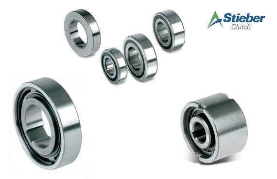 Sprzęgła jednokierunkowe STIEBER. Niemiecka precyzja dostępna w DAKAM. Obraz jest ucieleśnieniem niemieckiej inżynierii precyzyjnej i niezawodności w dziedzinie sprzęgieł jednokierunkowych (wolnobiegów), które są synonimami marki STIEBER (część grupy Altra Industrial Motion / Regal Rexnord). Kompozycja jest sterylna, techniczna i niezwykle dokładna, co odzwierciedla wysoką precyzję i niezawodność tych specjalistycznych komponentów. Dominują w niej chłodne, metaliczne barwy stali (często z charakterystycznym, ciemniejszym wykończeniem). Całość jest osadzona w kontekście autoryzowanego polskiego dystrybutora DAKAM. W centrum uwagi, na czystej, metalowej lub białej powierzchni, znajduje się starannie zaaranżowany zestaw sprzęgieł jednokierunkowych STIEBER: • Różnorodność serii: Prezentowanych jest kilka modeli, aby pokazać wszechstronność oferty: o Wolnobiegi koszykowe (np. seria CSK): Kompaktowe jednostki bez własnych bieżni, przeznaczone do zabudowy. o Wolnobiegi zintegrowane z łożyskami (np. seria ASNU, AS): Kompletne, samonośne jednostki gotowe do montażu. o Kompletne zespoły (np. seria AL, ALP): Wolnobiegi w obudowach lub z kołnierzami, do najcięższych zastosowań (np. backstopping). • Kluczowy detal – Mechanizm blokujący: Chociaż wnętrze nie jest widoczne, precyzja wykonania zewnętrznych pierścieni i ich idealne spasowanie wizualnie komunikują zaawansowany wewnętrzny mechanizm (elementy zapadkowe/wałeczkowe), który gwarantuje natychmiastowe sprzęgnięcie i niezawodne przenoszenie momentu w jednym kierunku oraz swobodny obrót w drugim. • Marka Premium: Na powierzchni pierścieni widoczne jest wyraźne, laserowo grawerowane logo "STIEBER", co jest gwarancją autentyczności i niemieckiej jakości. Tło jest subtelnie rozmyte (efekt bokeh), ale jednoznacznie wskazuje na profesjonalną dystrybucję na terenie Polski: • Nowoczesny magazyn DAKAM: W tle widać rzędy wysokich regałów magazynowych, wypełnionych uporządkowanymi, oryginalnymi opakowaniami STIEBER. Duża ilość towaru na stanie wizualnie potwierdza status "sprawdzonego dystrybutora". • Logo Dystrybutora: W dyskretnym, ale widocznym miejscu umieszczone jest logo DAKAM, z dopiskiem "Autoryzowany Dystrybutor STIEBER", co buduje jego markę jako zaufanego partnera w dostawach zaawansowanych technologii. Obraz niesie jasny komunikat: "Jako autoryzowany polski dystrybutor DAKAM, posiadamy na stanie pełen asortyment oryginalnych, niemieckich sprzęgieł jednokierunkowych (wolnobiegów) STIEBER, niezbędnych do aplikacji typu indexing, backstopping i overrunning".