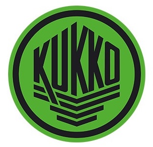 Obraz jest ucieleśnieniem "Złotego Standardu" w dziedzinie narzędzi do demontażu. Kompozycja łączy w sobie charakterystyczny, industrialny design produkt&oacute;w KUKKO &ndash; z unikalnymi, złocistymi i czerwonymi akcentami &ndash; z profesjonalizmem i dostępnością, jakie budzi autoryzowany polski dystrybutor DAKAM. Obraz emanuje niemiecką solidnością, innowacją i gotowością do bezpiecznego ściągania łożysk, k&oacute;ł i tulei. W centrum uwagi, na czystej, industrialnej powierzchni (np. metalowym stole warsztatowym), znajduje się starannie zaaranżowany zestaw flagowych narzędzi KUKKO: &bull;	Ikoniczny Ściągacz (Seria 20): Centralny element &ndash; klasyczny ściągacz dwuramienny. o	Kluczowy detal &ndash; Złocista powłoka: Trawersa (belka poprzeczna) i śruba mają charakterystyczny dla KUKKO, złocisty/mosiężny kolor (powłoka antykorozyjna), kt&oacute;ry od razu wyr&oacute;żnia markę na tle konkurencji. o	Czerwone akcenty: Na ramionach widoczne są jaskrawe, czerwone pokrętła szybkiego przestawiania (Quick Adjust), symbolizujące innowacyjność i ergonomię. &bull;	Ściągacz Wewnętrzny: Obok leży precyzyjny ściągacz do łożysk wewnętrznych (rozpierak) wraz z młotkiem ślizgowym, pokazując wszechstronność oferty. &bull;	Separator: W kompozycji może znaleźć się r&oacute;wnież masywny separator (odklejacz), podkreślający ofertę do trudnych zadań. &bull;	Marka Premium: Na kutych elementach widoczne jest wyraźne, wytłoczone logo "KUKKO", numer modelu oraz dumny napis "Original" lub "Made in Germany". Tło jest subtelnie rozmyte (efekt bokeh), ale jednoznacznie wskazuje na profesjonalną dystrybucję na terenie Polski: &bull;	Nowoczesny magazyn DAKAM: W tle widać rzędy regał&oacute;w magazynowych. Są one wypełnione uporządkowanymi, oryginalnymi opakowaniami KUKKO (często w ekologicznych kartonach z wyraźnymi etykietami lub w systemowych walizkach K-Series). &bull;	Logo Dystrybutora: W dyskretnym, ale widocznym miejscu umieszczone jest logo DAKAM, z dopiskiem "Autoryzowany Dystrybutor KUKKO", co buduje jego markę jako zaufanego partnera. Obraz niesie jasny komunikat: "Jako autoryzowany polski dystrybutor DAKAM, oferujemy dostęp do legendarnych, niemieckich ściągaczy KUKKO &ndash; narzędzi, kt&oacute;re wyznaczają standardy bezpieczeństwa i efektywności w demontażu, dostępnych od ręki".